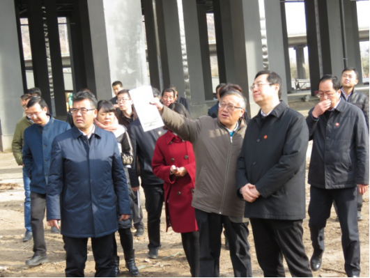 省委常委、西寧市委書記王曉在青海省物產(chǎn)集團總公司黨委書記、總經(jīng)理王玉輝陪同下，深入青海物產(chǎn)朝陽物流園區(qū)。