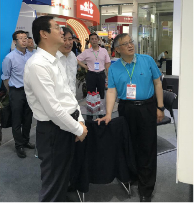 省委常委、西寧市委書記王曉蒞臨第十九屆青洽會青海物產(chǎn)展位參觀